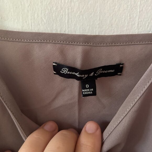 Broadway & Broome Slip Womens Size 0 Beige Minimalist Silk Blend Spaghetti Strap - Picture 3 of 6